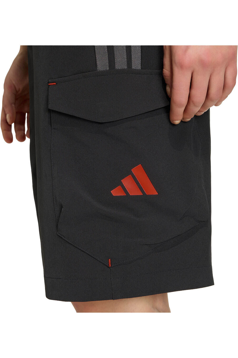 adidas bermuda mujer CORTO AUDI FORMULA ONE TEAM MECHANICS vista detalle