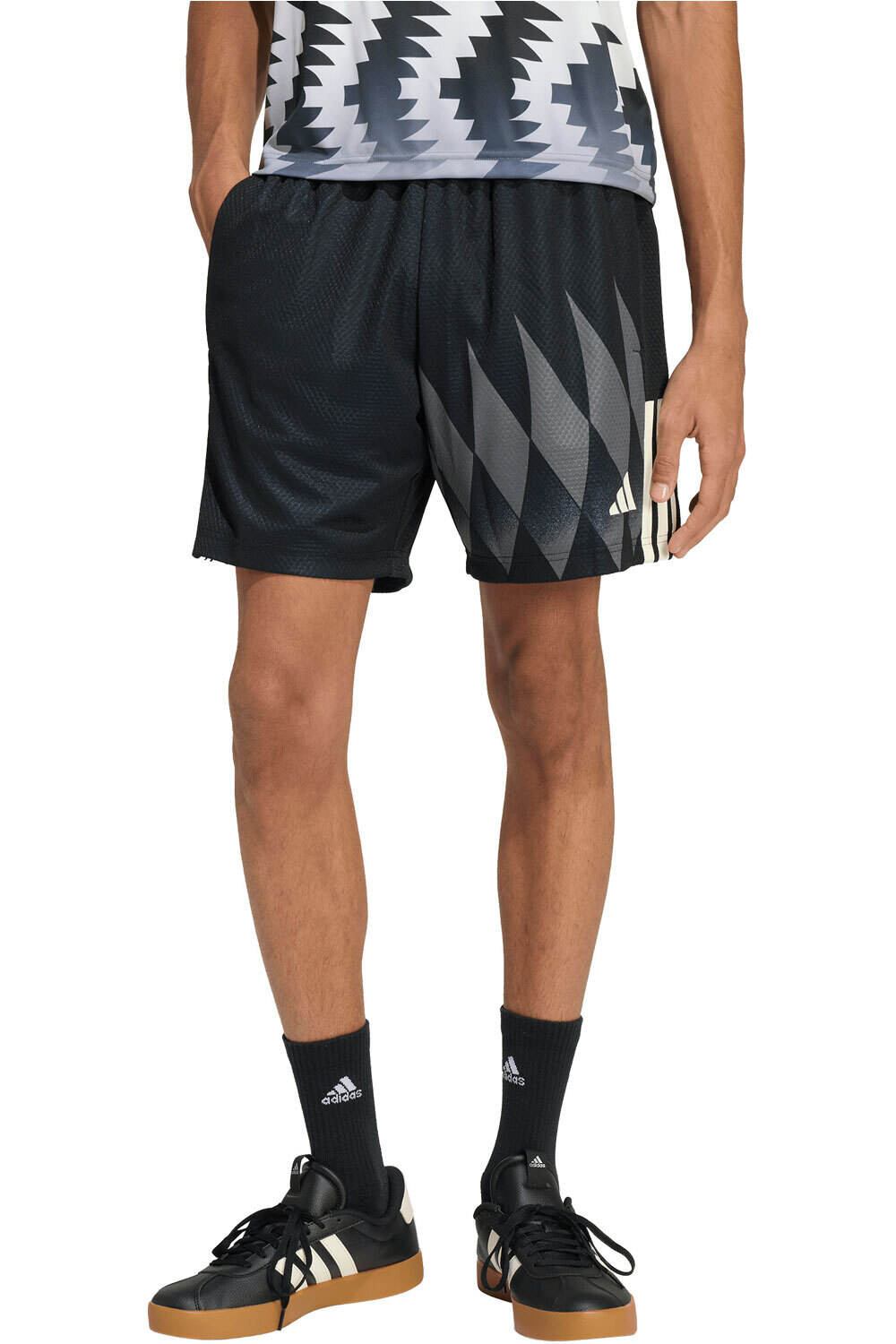 adidas bermudas hombre HOUSE OF TIRO X COMMON GOAL vista frontal