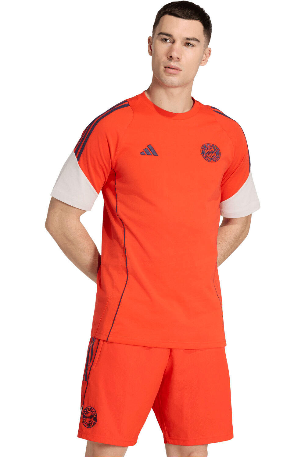 adidas camiseta de fútbol oficiales FC BAYERN TIRO 24 SWEAT vista frontal