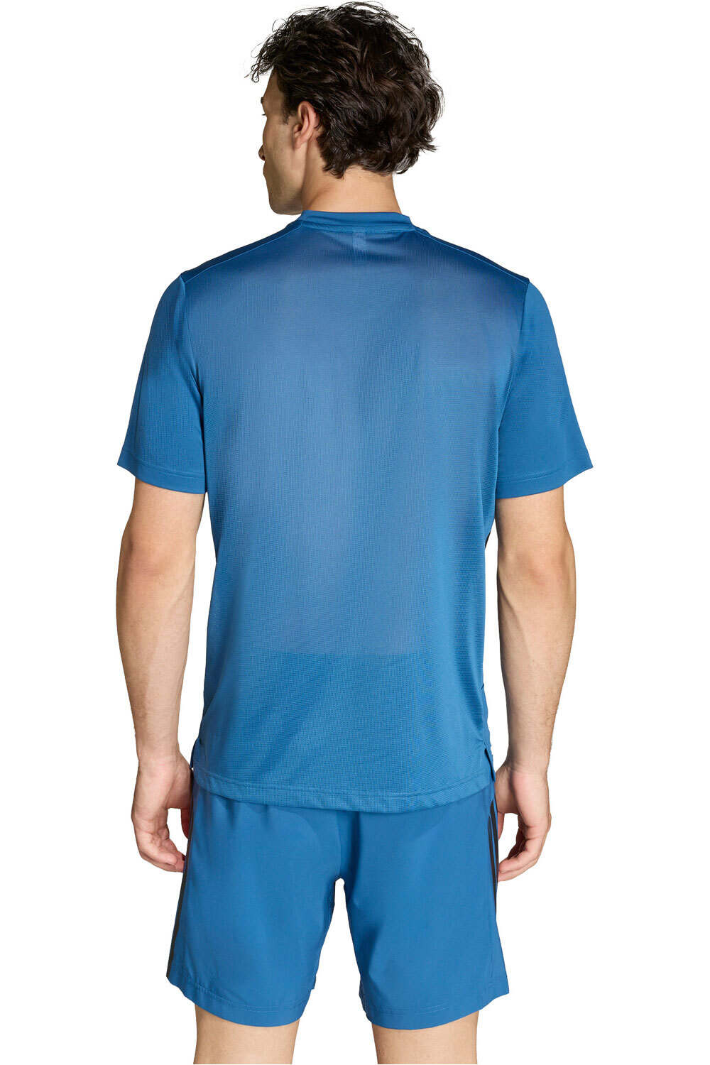 adidas camiseta fitness hombre TECH ESSENTIALS 3 STRIPES vista trasera