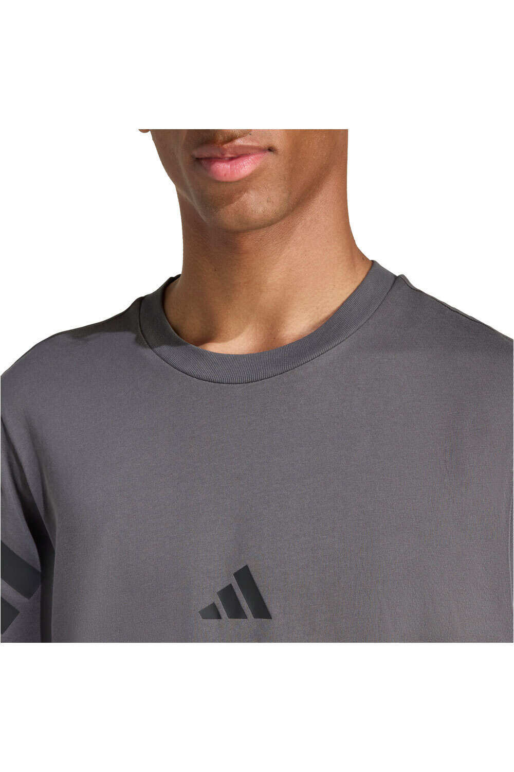 adidas camiseta manga corta hombre FUTURE ICONS 3 BANDAS vista detalle