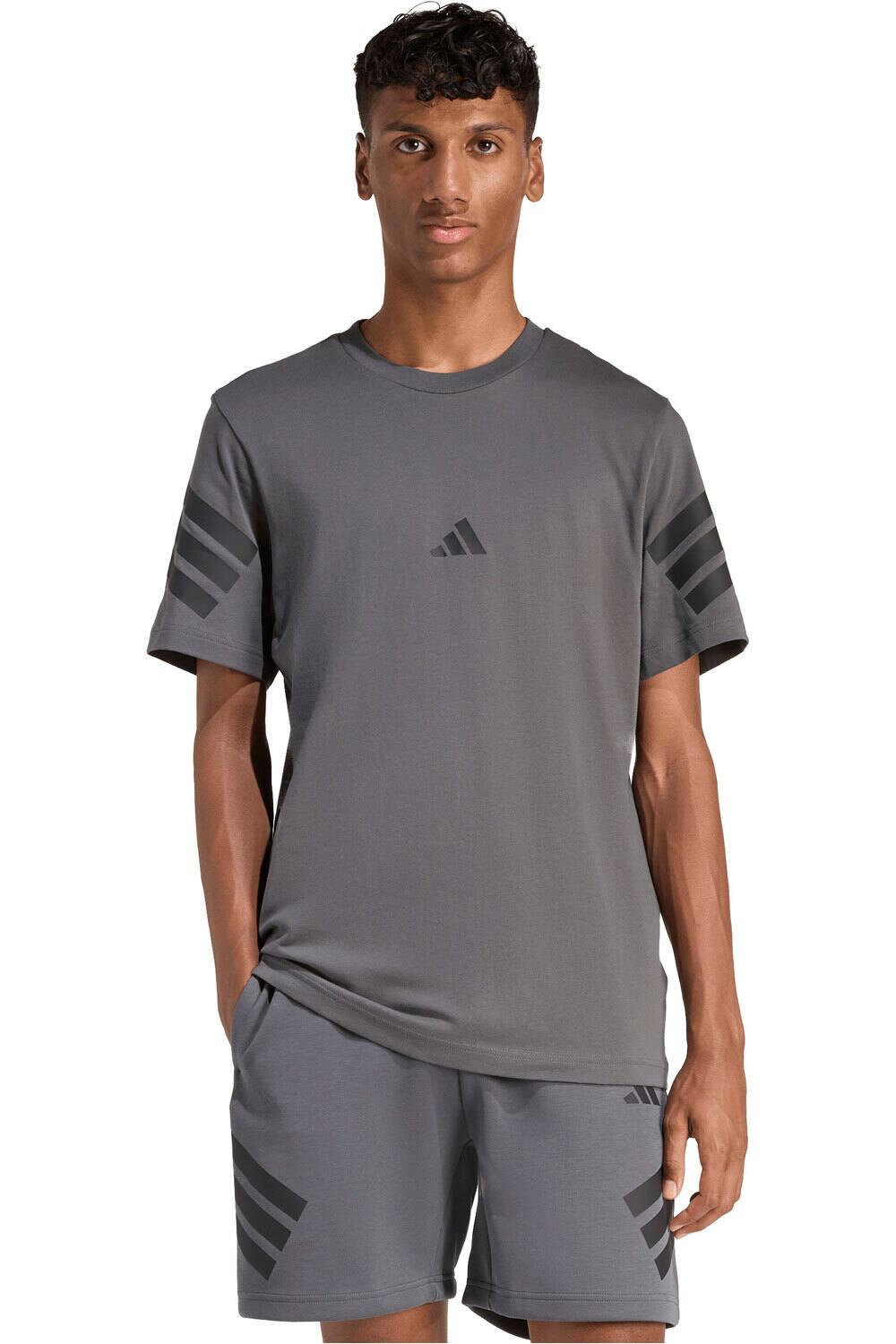 adidas camiseta manga corta hombre FUTURE ICONS 3 BANDAS vista frontal