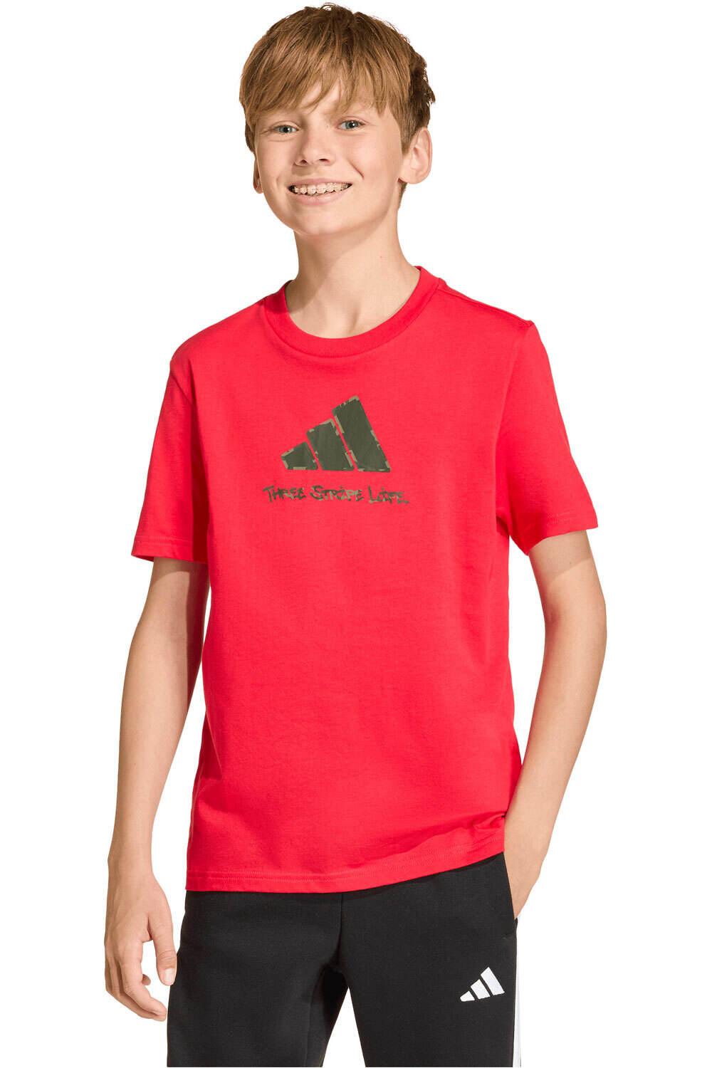adidas camiseta manga corta niño CON GRFICO DE CAMUFLAJE JUNIOR vista frontal