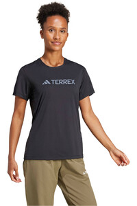 adidas camiseta montaña manga corta mujer W MT LOG TECH T vista detalle