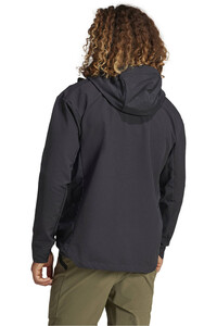 adidas chaqueta impermeable hombre MT SOSH JA vista trasera