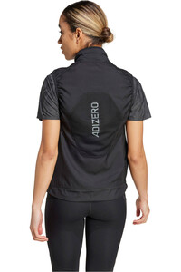 adidas CHAQUETA RUNNING MUJER ADIZERO VEST vista trasera