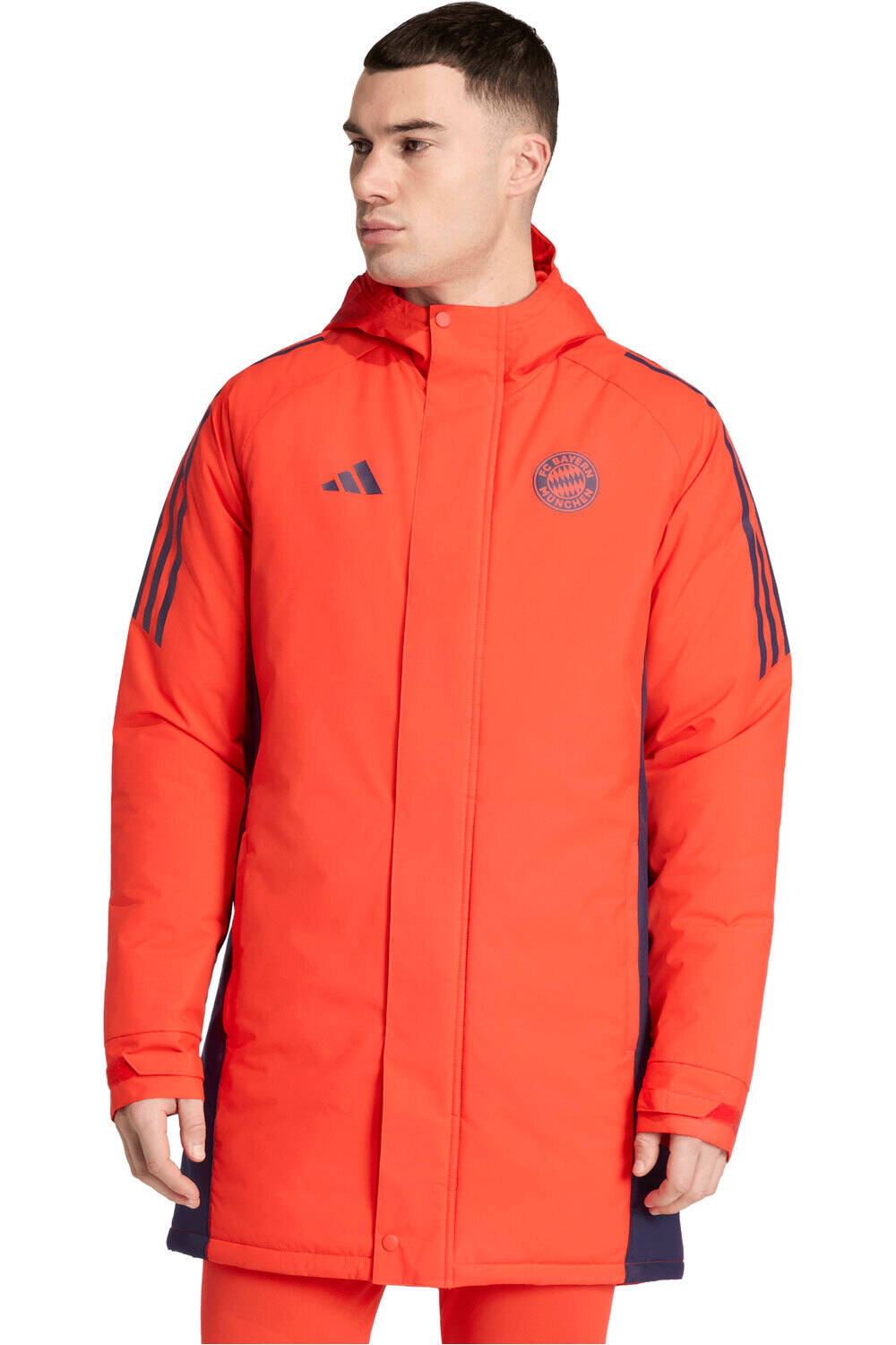 adidas chubasqueros y chaquetones entrenamiento fútbol B.MUNICH 26 PARKA vista frontal