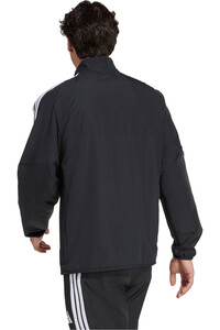 adidas chubasqueros y chaquetones entrenamiento fútbol PRESENTACIN TIRO26 LEAGUE vista trasera