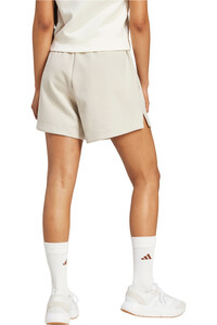 adidas pantalón corto deporte mujer SOFT LUX vista trasera