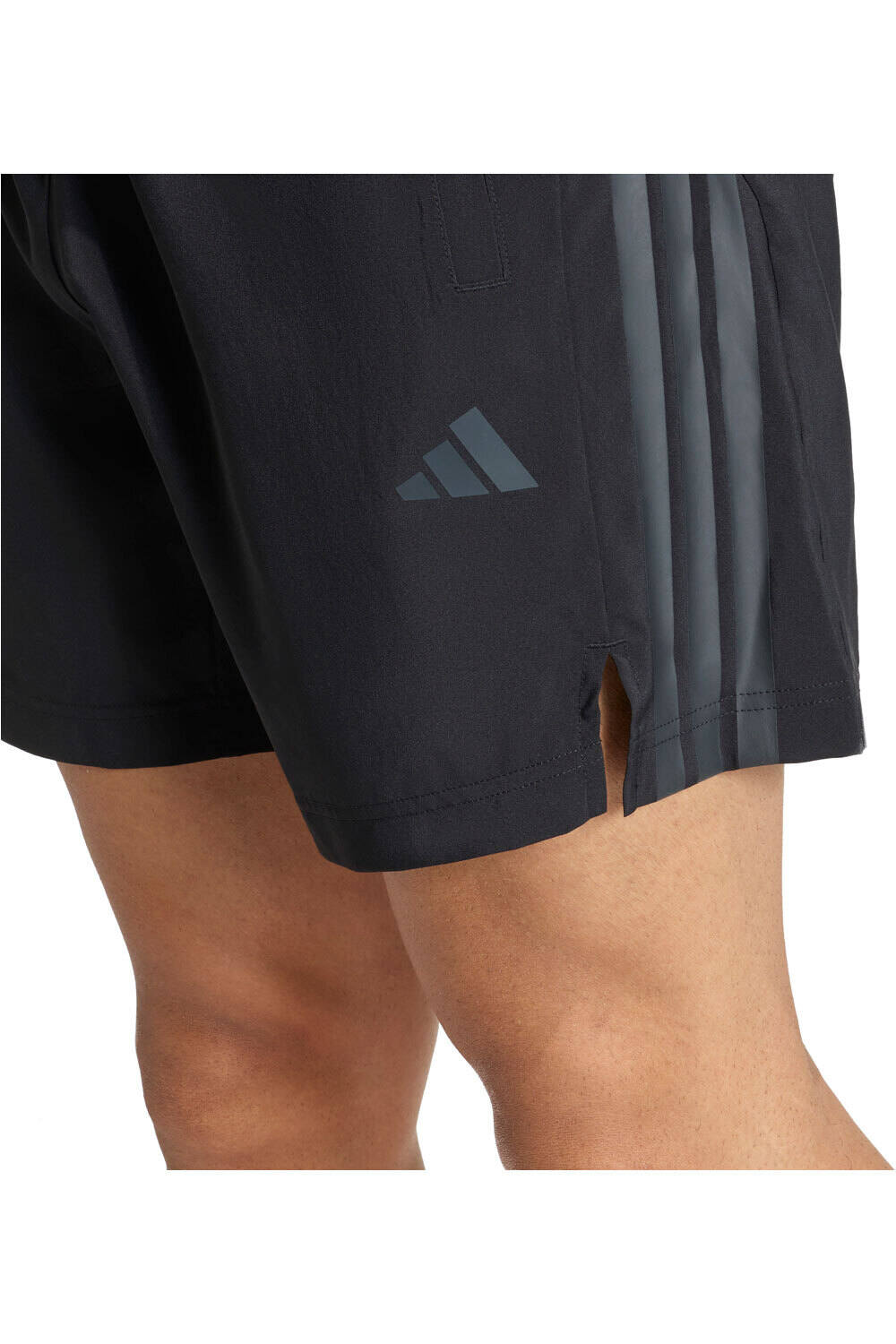 adidas pantalón corto fitness hombre TECH ESSENTIALS 3 STRIPES vista detalle
