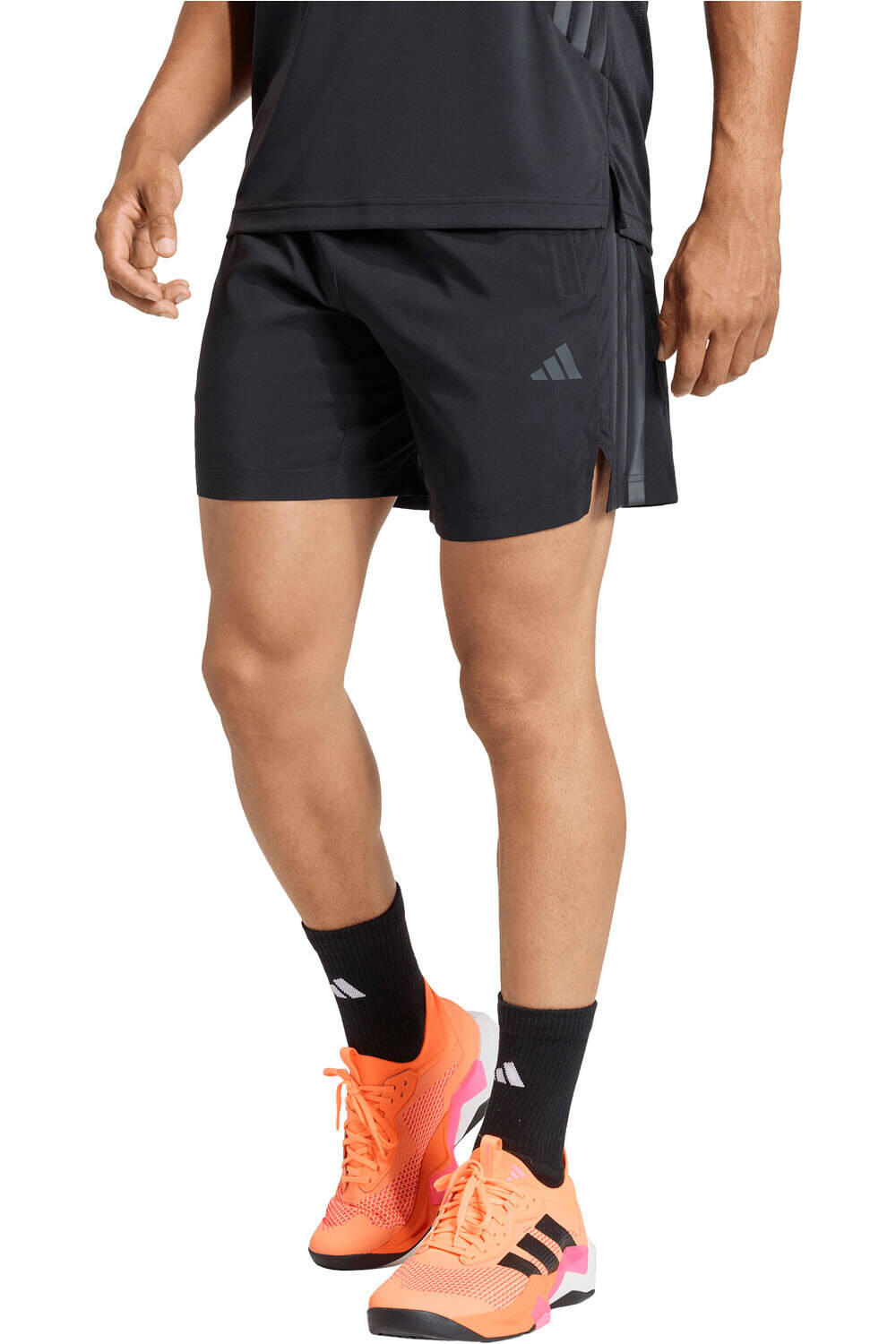 adidas pantalón corto fitness hombre TECH ESSENTIALS 3 STRIPES vista frontal