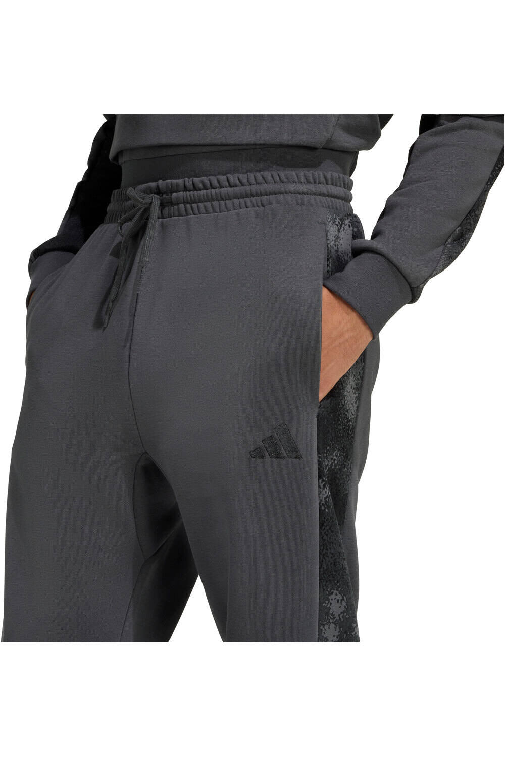 adidas pantalón hombre CON ESTAMPADO DE CAMUFLAJE vista detalle