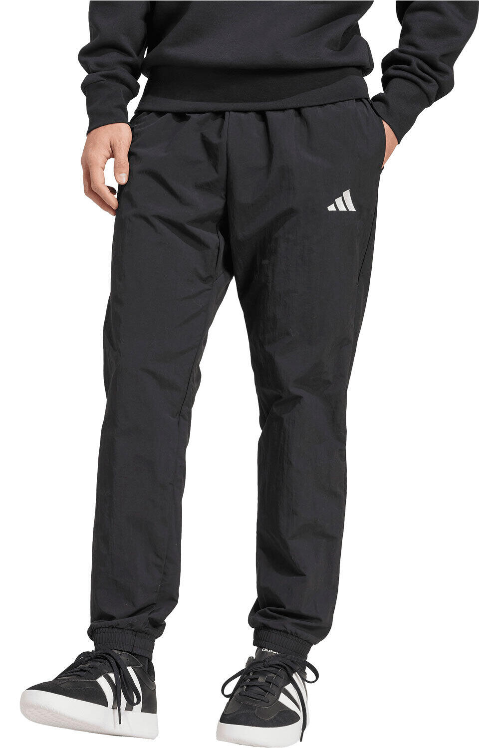 adidas pantalón hombre ESSENTIAL SMALL LOGO WOVEN vista frontal
