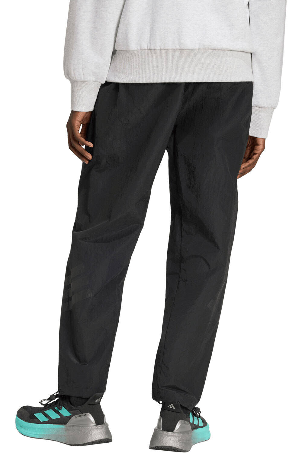 adidas pantalón hombre MERCEDES-AMG PETRONAS FORMULA 1 TEAM NIGHT WOVEN vista trasera