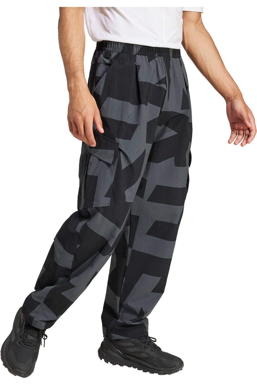 adidas pantalón montaña hombre CARGO AOP PANTS vista detalle