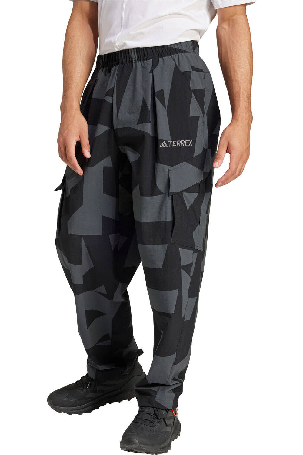 adidas pantalón montaña hombre CARGO AOP PANTS vista frontal
