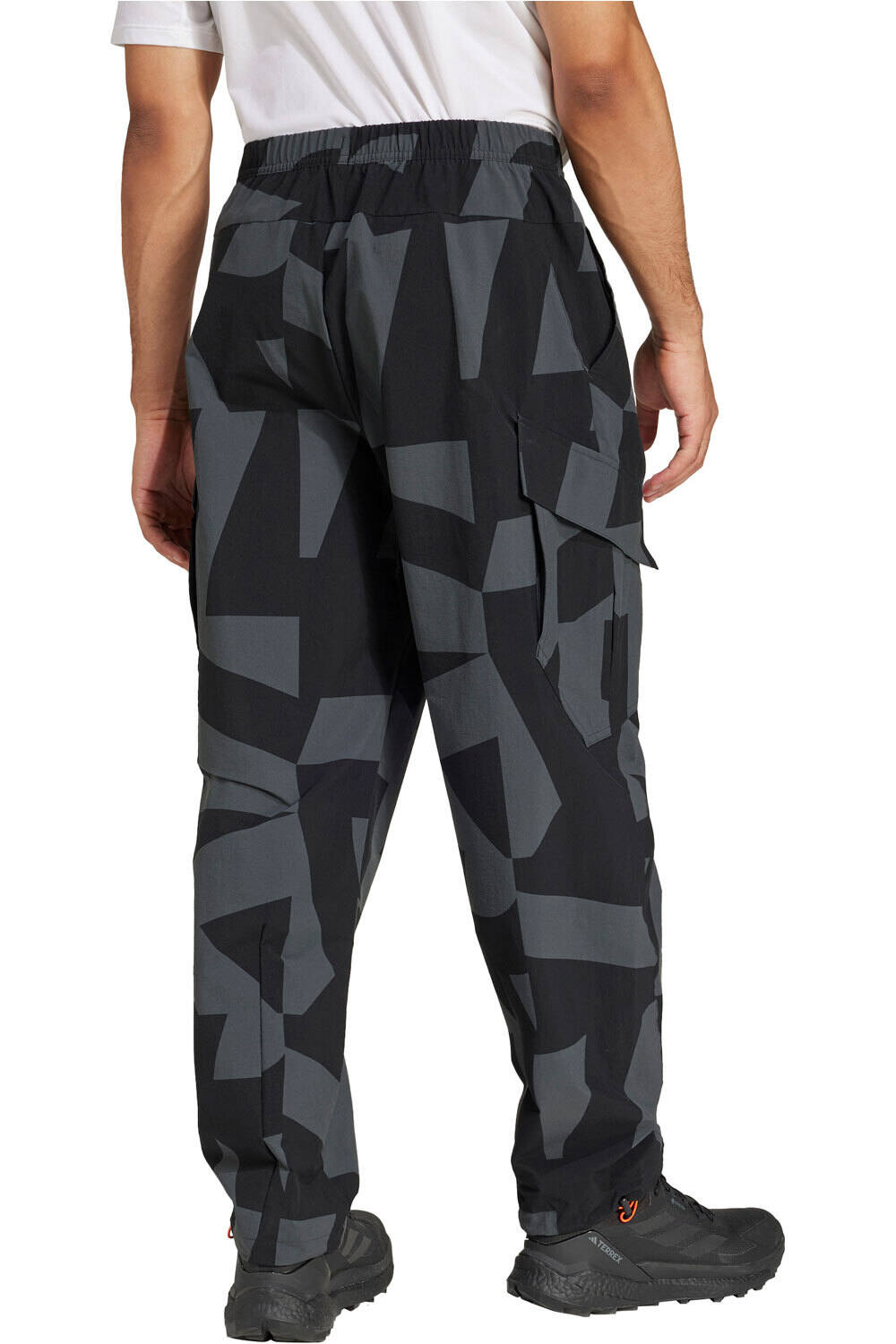 adidas pantalón montaña hombre CARGO AOP PANTS vista trasera