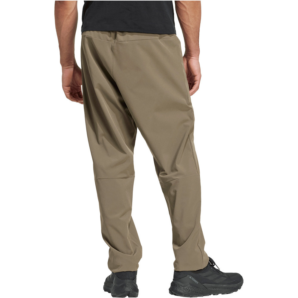 adidas pantalón montaña hombre MT ESS PANTS vista trasera