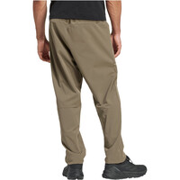 adidas pantalón montaña hombre MT ESS PANTS vista trasera