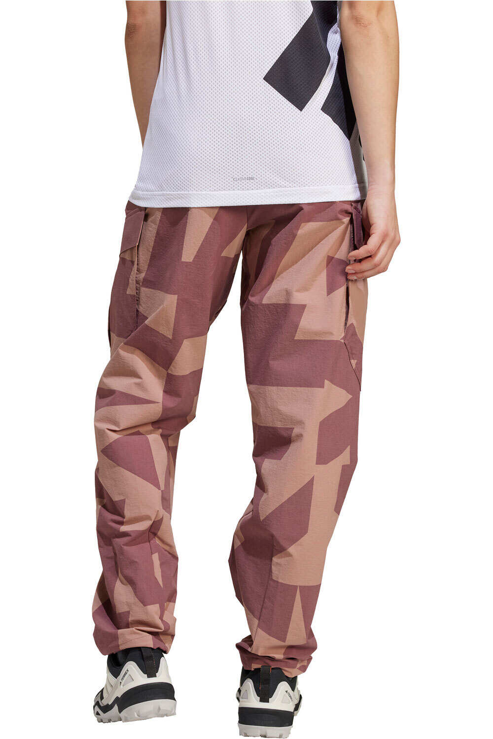 adidas pantalón montaña mujer W CARGO AOP P vista trasera