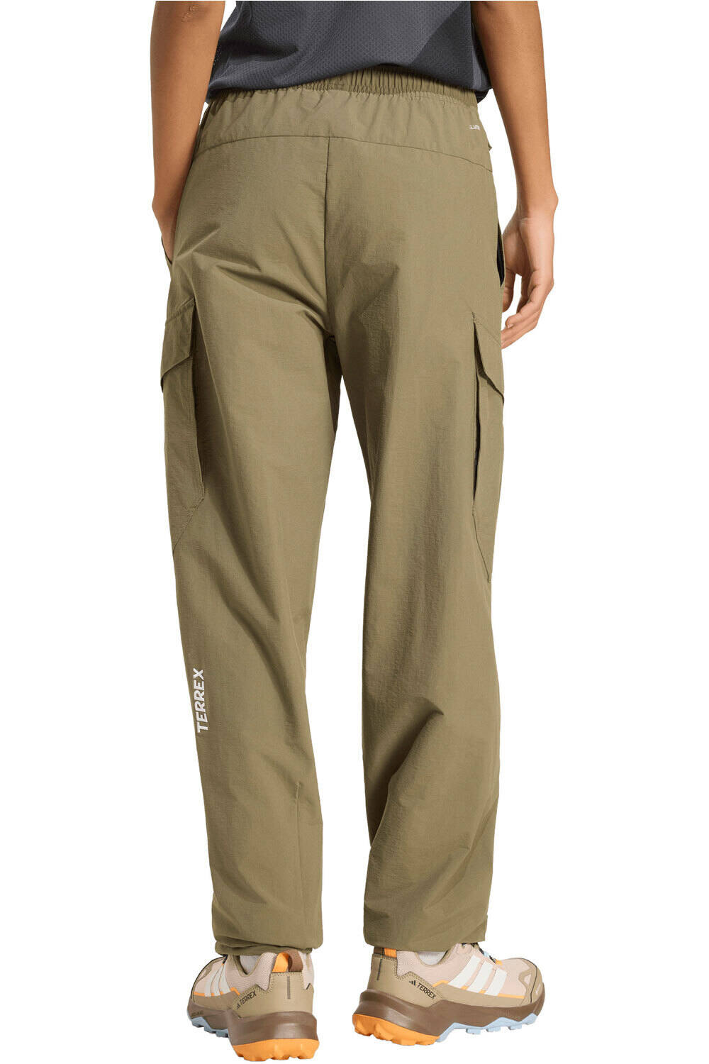 adidas pantalón montaña mujer W CARGO PANTS vista trasera