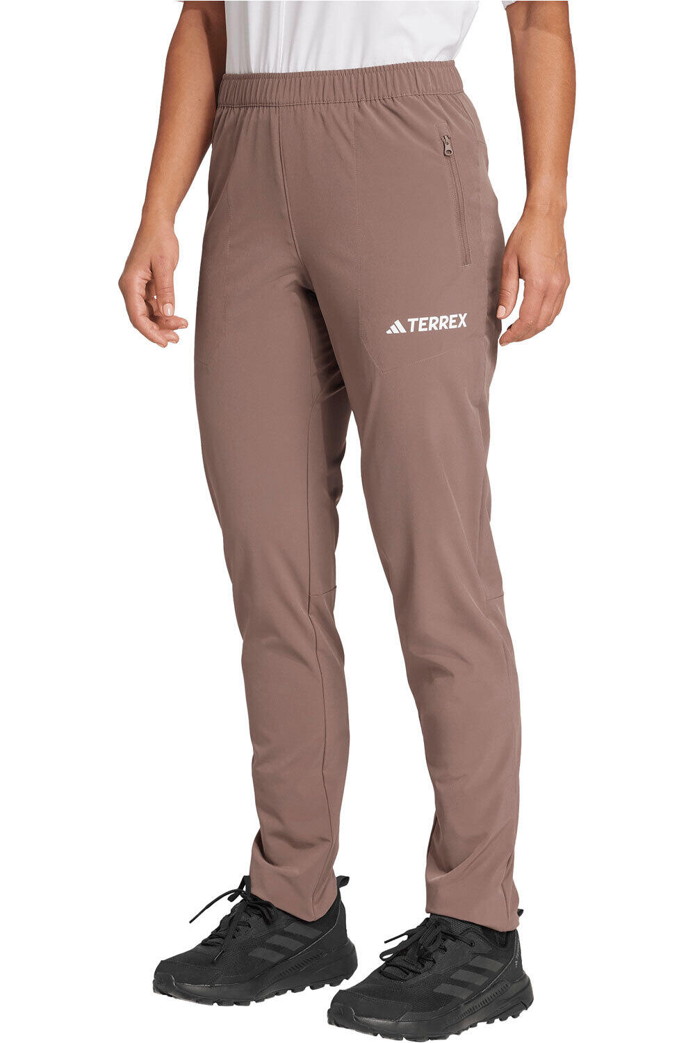 adidas pantalón montaña mujer W MT ESS PANTS vista frontal