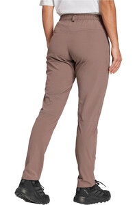 adidas pantalón montaña mujer W MT ESS PANTS vista trasera