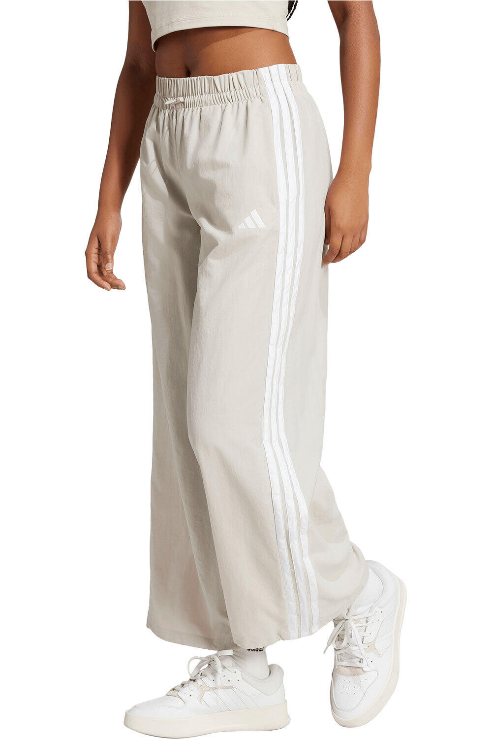 adidas pantalón mujer ESSENTIALS 3-STRIPES WOVEN PARACHUTE vista frontal