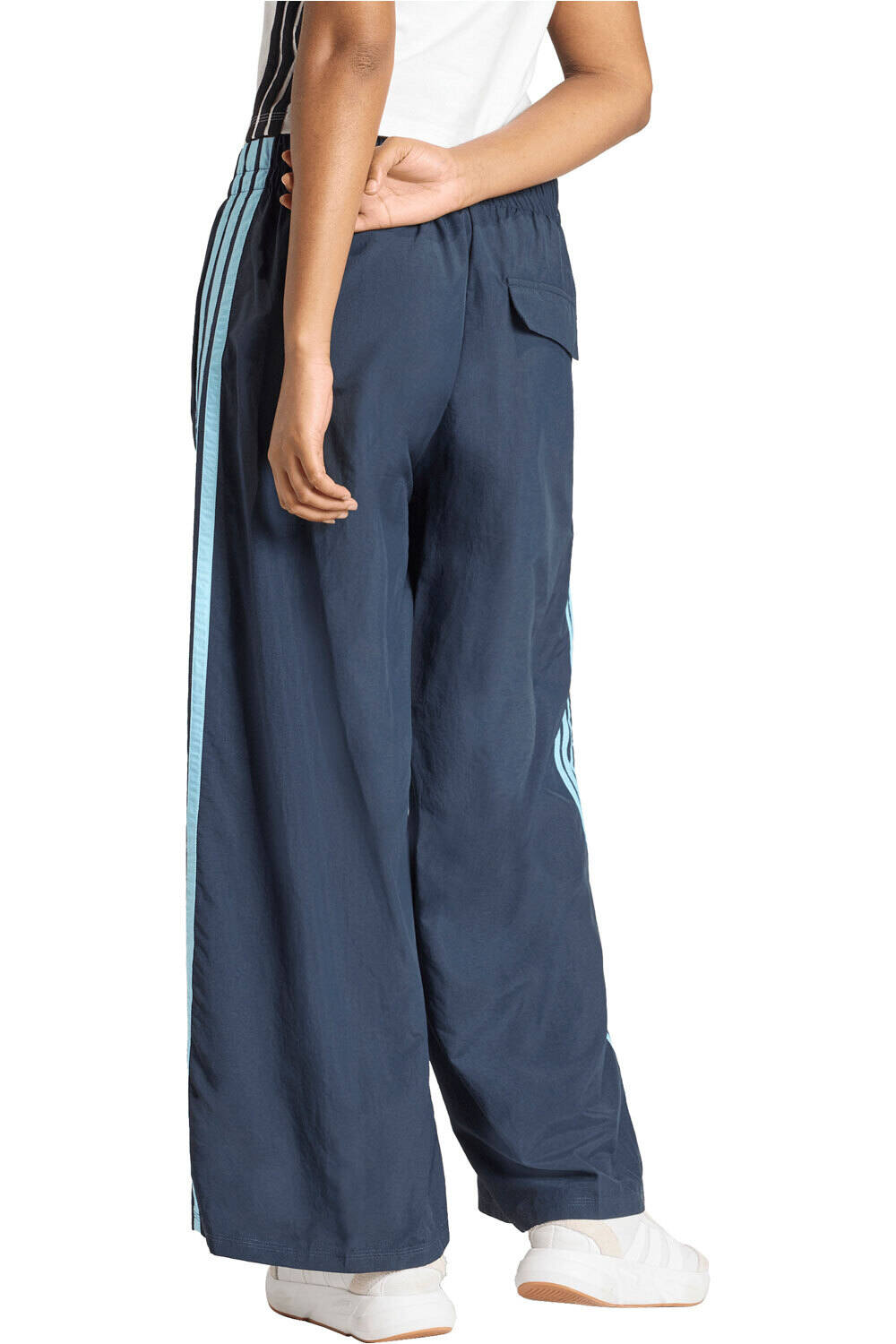 adidas pantalón mujer ESSENTIALS 3-STRIPES WOVEN PARACHUTE vista trasera