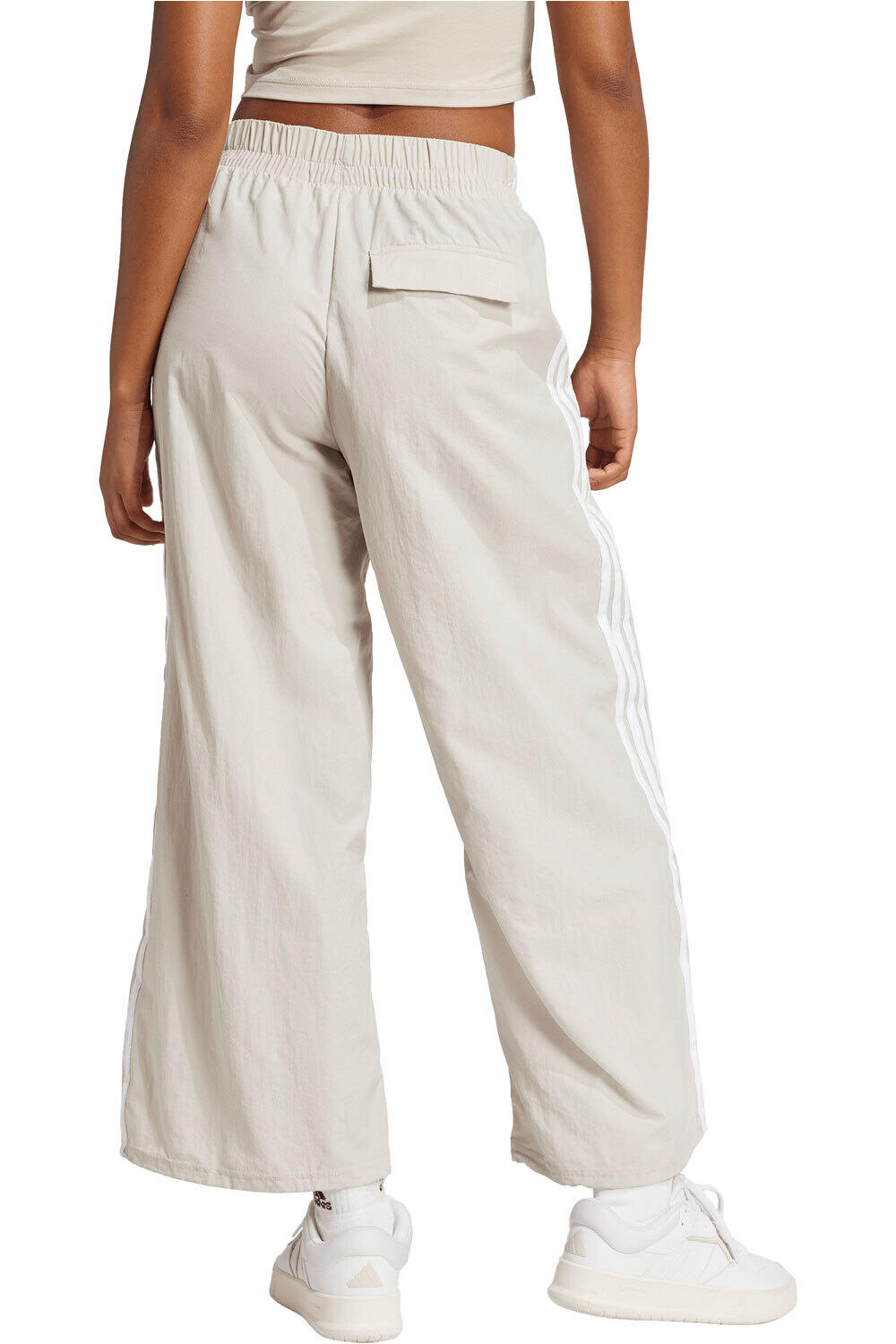 adidas pantalón mujer ESSENTIALS 3-STRIPES WOVEN PARACHUTE vista trasera