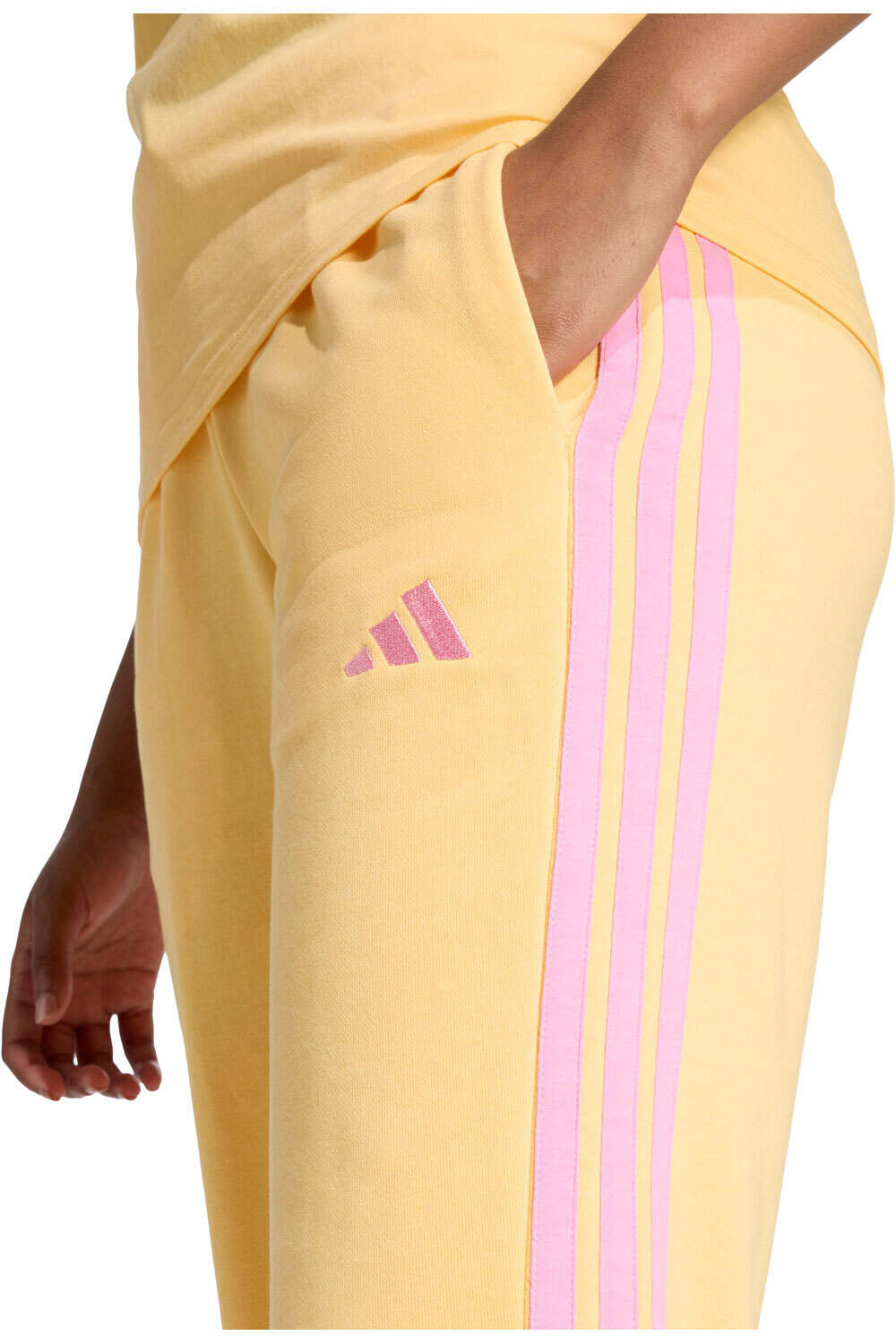 adidas pantalón mujer ESSENTIALS CUFFED 3 BANDAS vista detalle