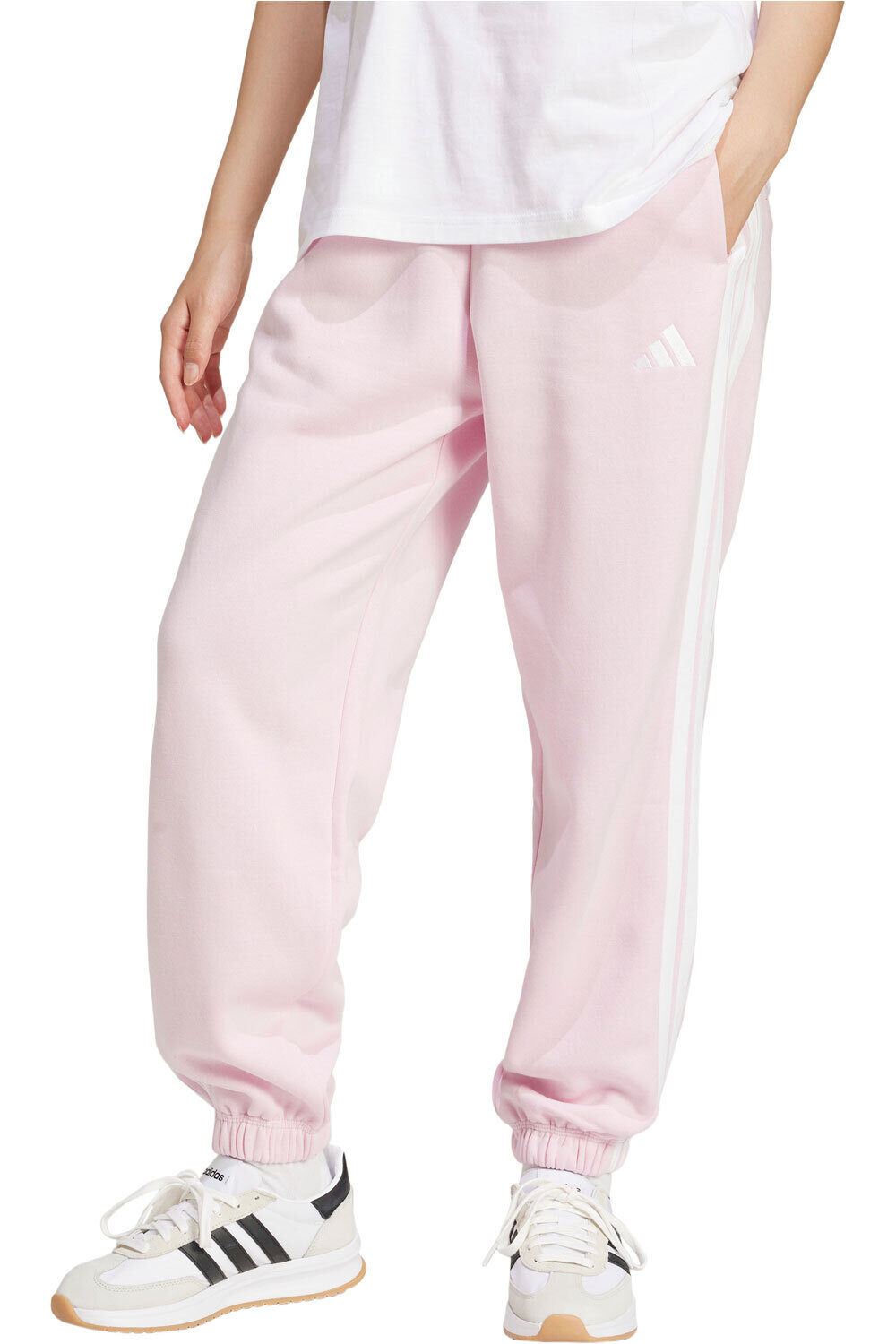 adidas pantalón mujer ESSENTIALS FLEECE LOOSE-FIT 3 BANDAS vista frontal