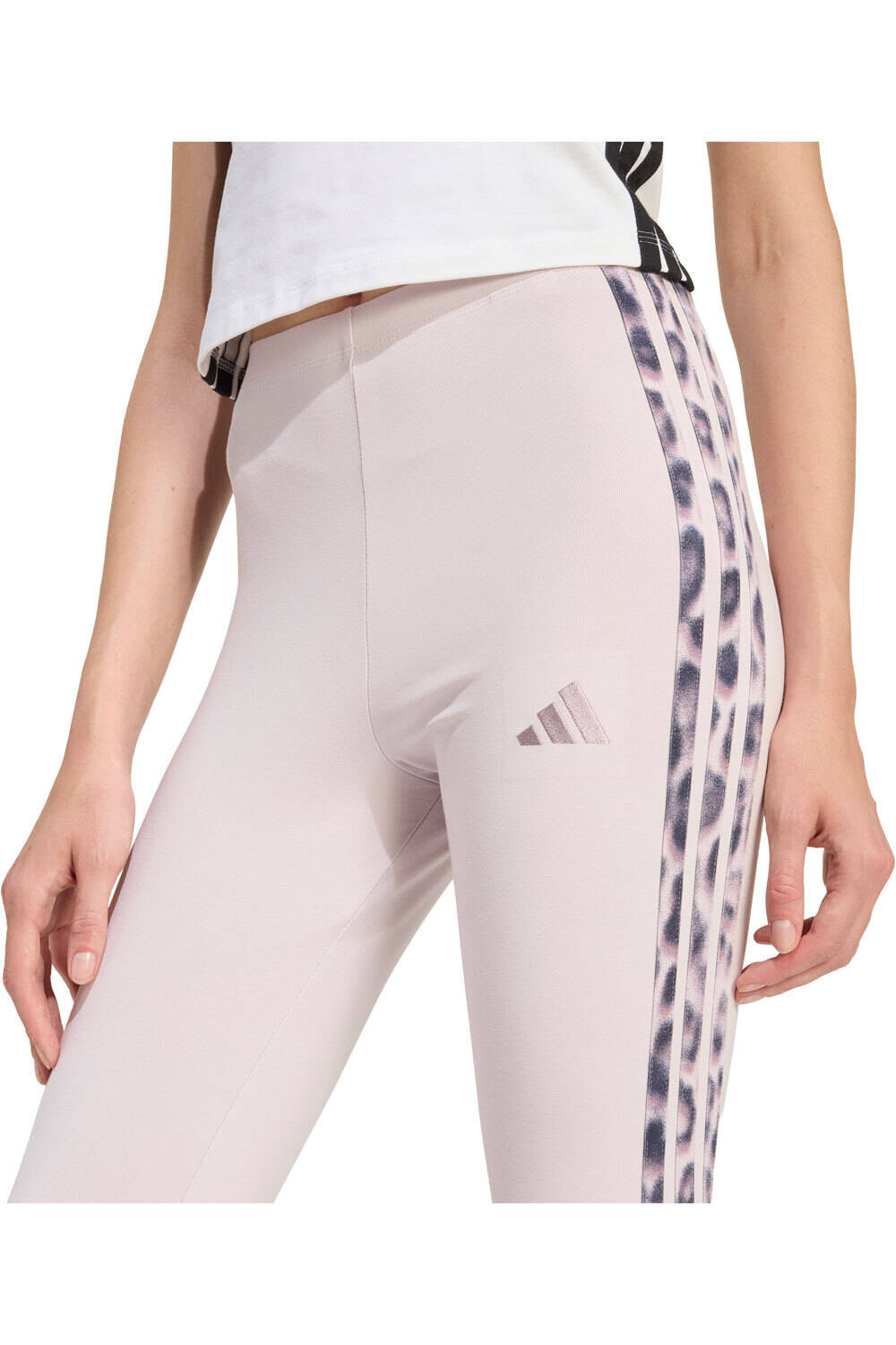adidas pantalón mujer LEOPARDO SEASONAL ESSENTIALS 3S vista detalle