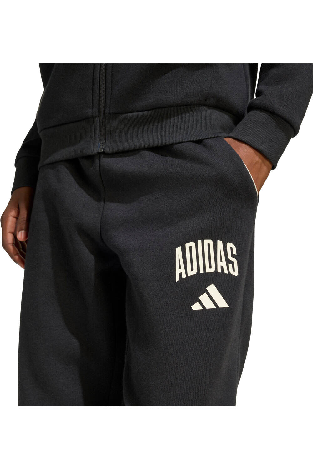 adidas pantalón niña SEASONALS COLLEGE TYPOGRAFY vista detalle