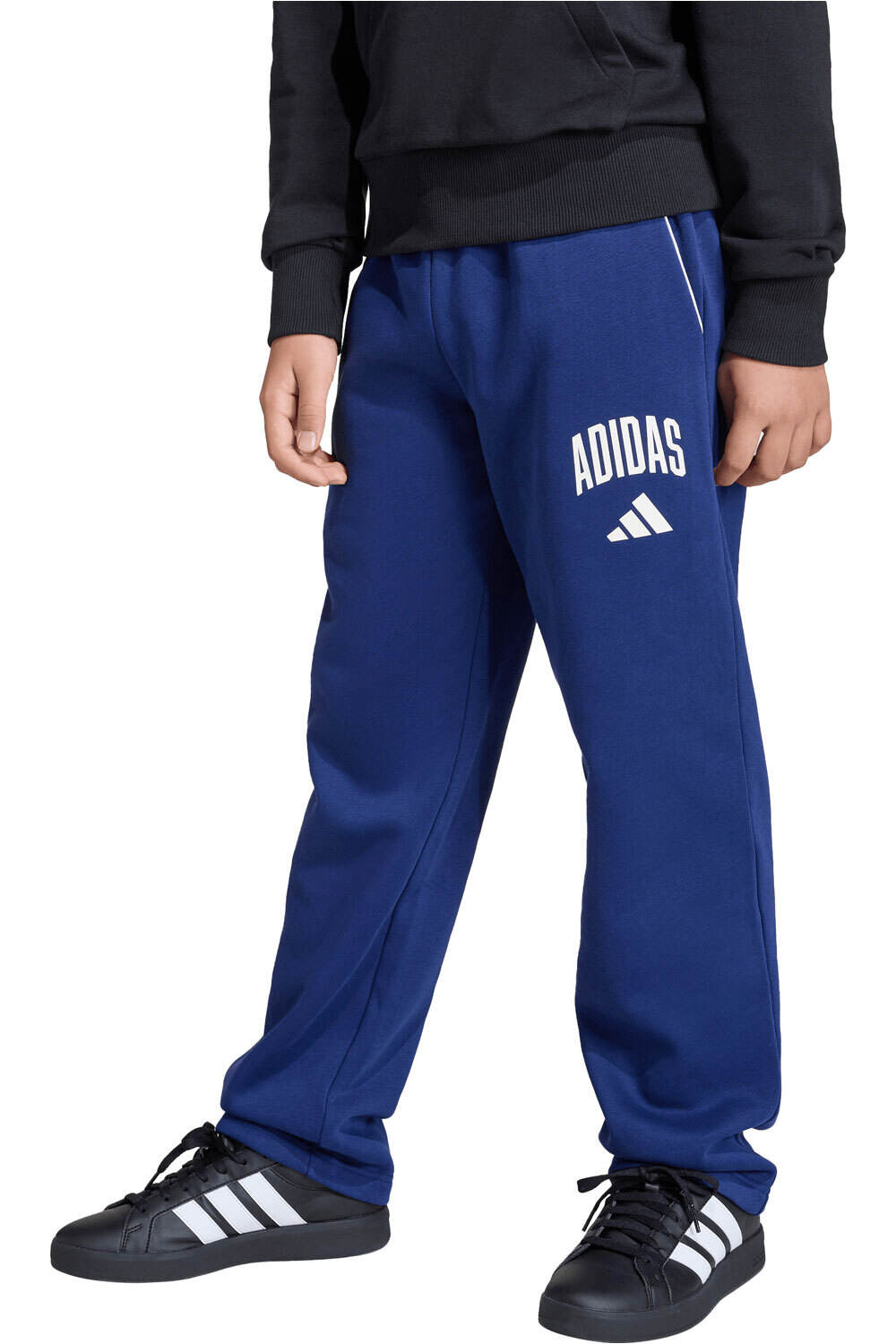 adidas pantalón niño SEASONALS COLLEGIATE TYPOGRAPHY vista frontal