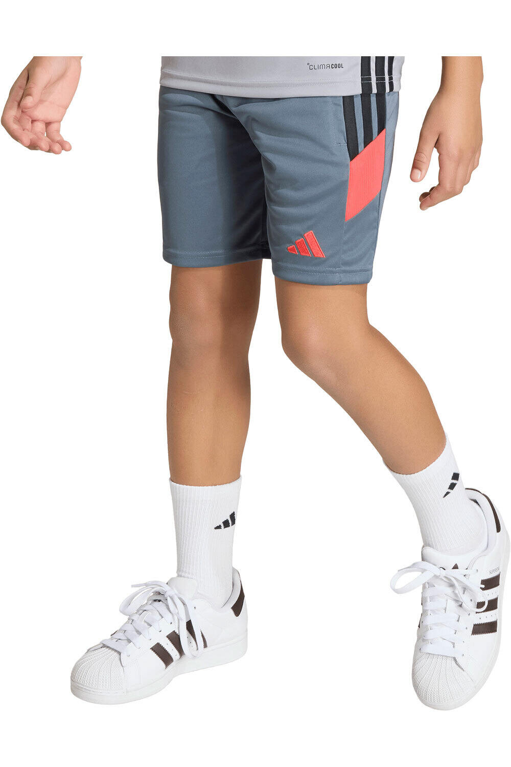 adidas pantalones cortos futbol niño TIRO 26 ESSENTIALS SHORT vista frontal
