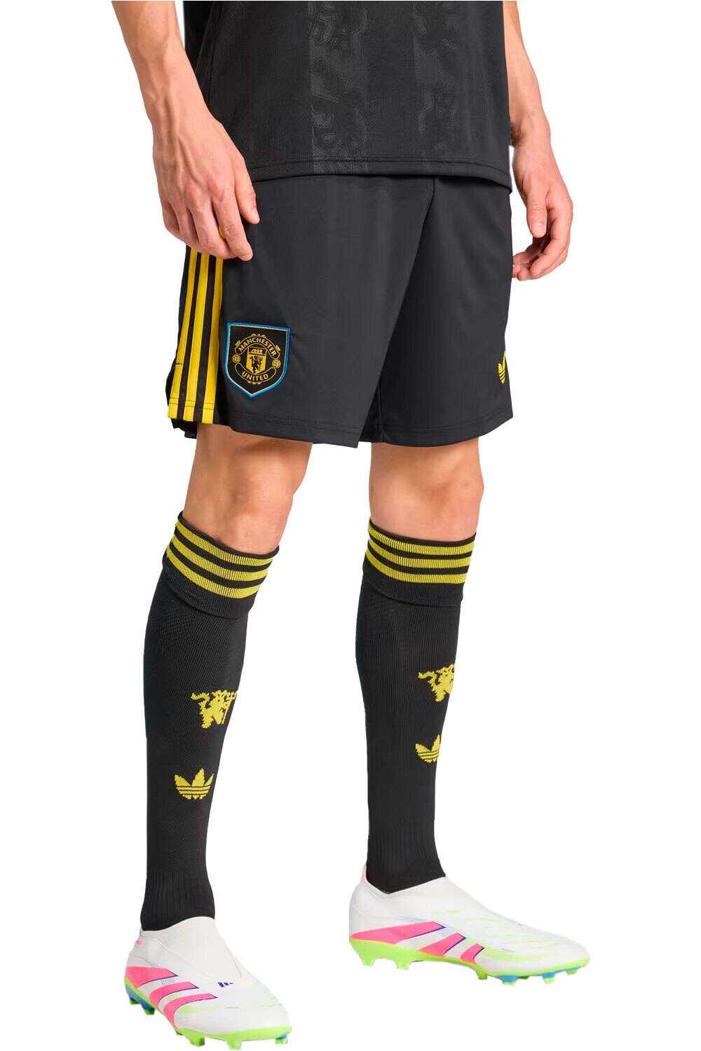 adidas pantalones fútbol oficiales M.UNITED 26 3 SHO vista frontal