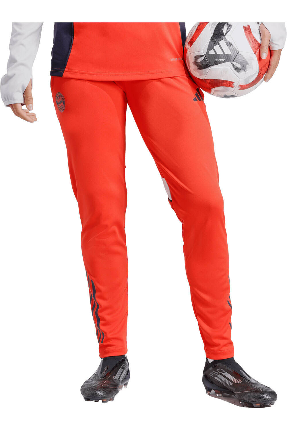 adidas pantalones largos futbol B.MUNICH 26 TR PNT W vista frontal