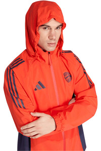 adidas sudadera entrenamiento fútbol IMPERMEABLE FC BAYERN TIRO 24 vista detalle