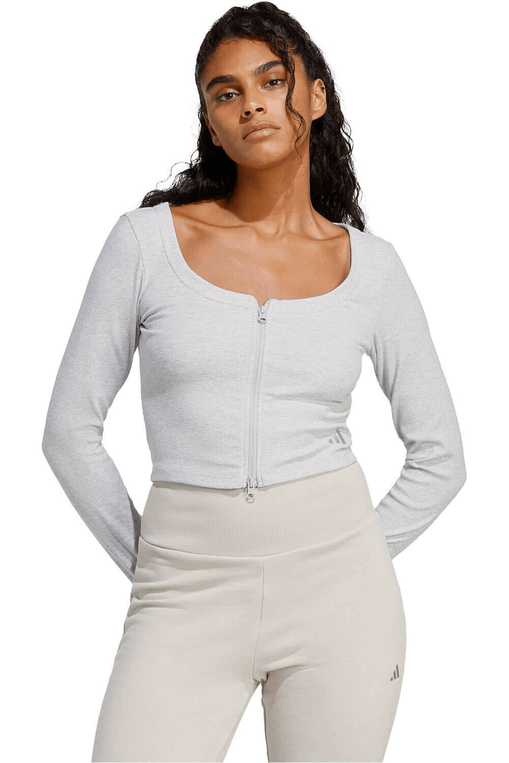 adidas sudadera mujer SEASONAL ESSENTIALS vista frontal