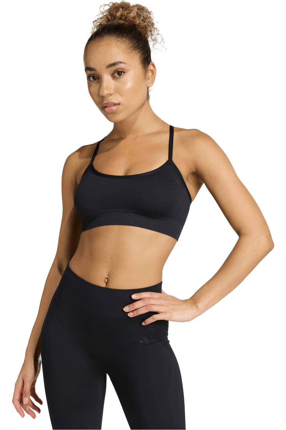 adidas sujetadores deportivos WORKOUT ESSENTIALS KNIT LIGHT SUPPORT vista frontal