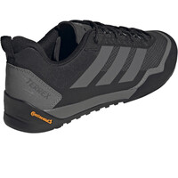 adidas zapatilla trekking hombre TERREX SKYCHASER SOLO 3 vista trasera