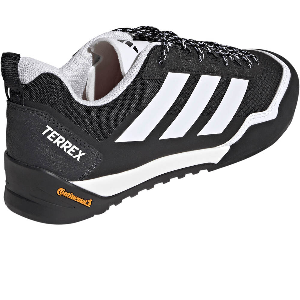 adidas zapatilla trekking hombre TERREX SKYCHASER SOLO 3 vista trasera