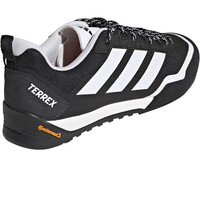 adidas zapatilla trekking hombre TERREX SKYCHASER SOLO 3 vista trasera