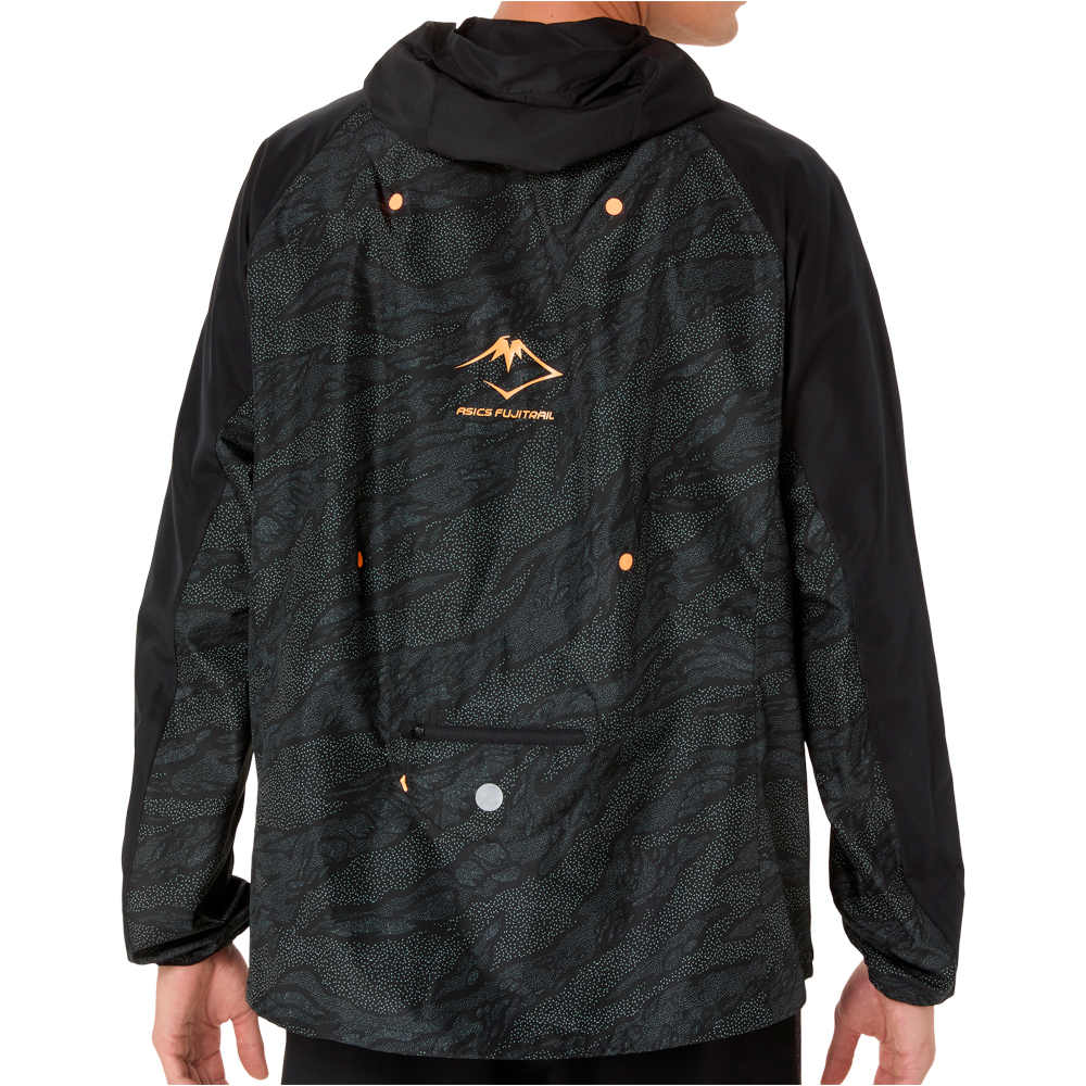 Asics CHAQUETA TRAIL RUNNING HOMBRE FUJITRAIL PACKABLE WINDBREAKER vista trasera