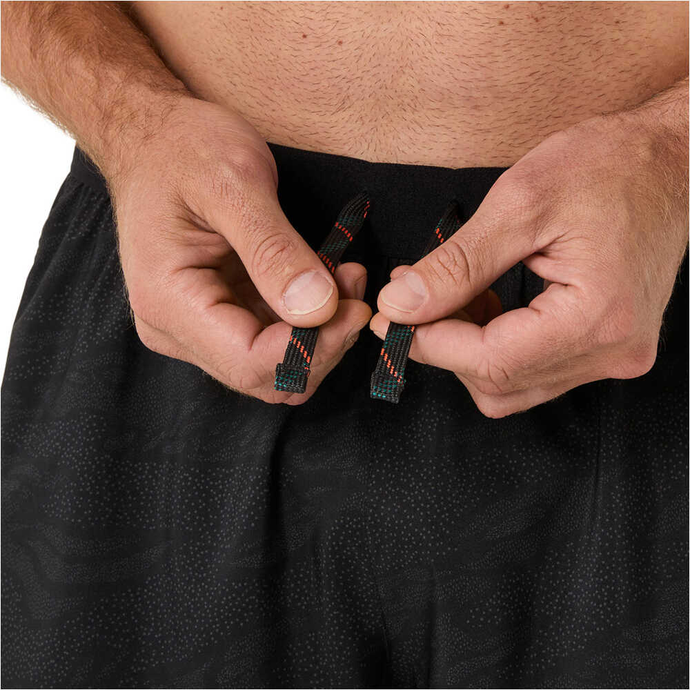 Asics pantalón running hombre FUJITRAIL ALL OVER PRINT 5IN SHORT 03