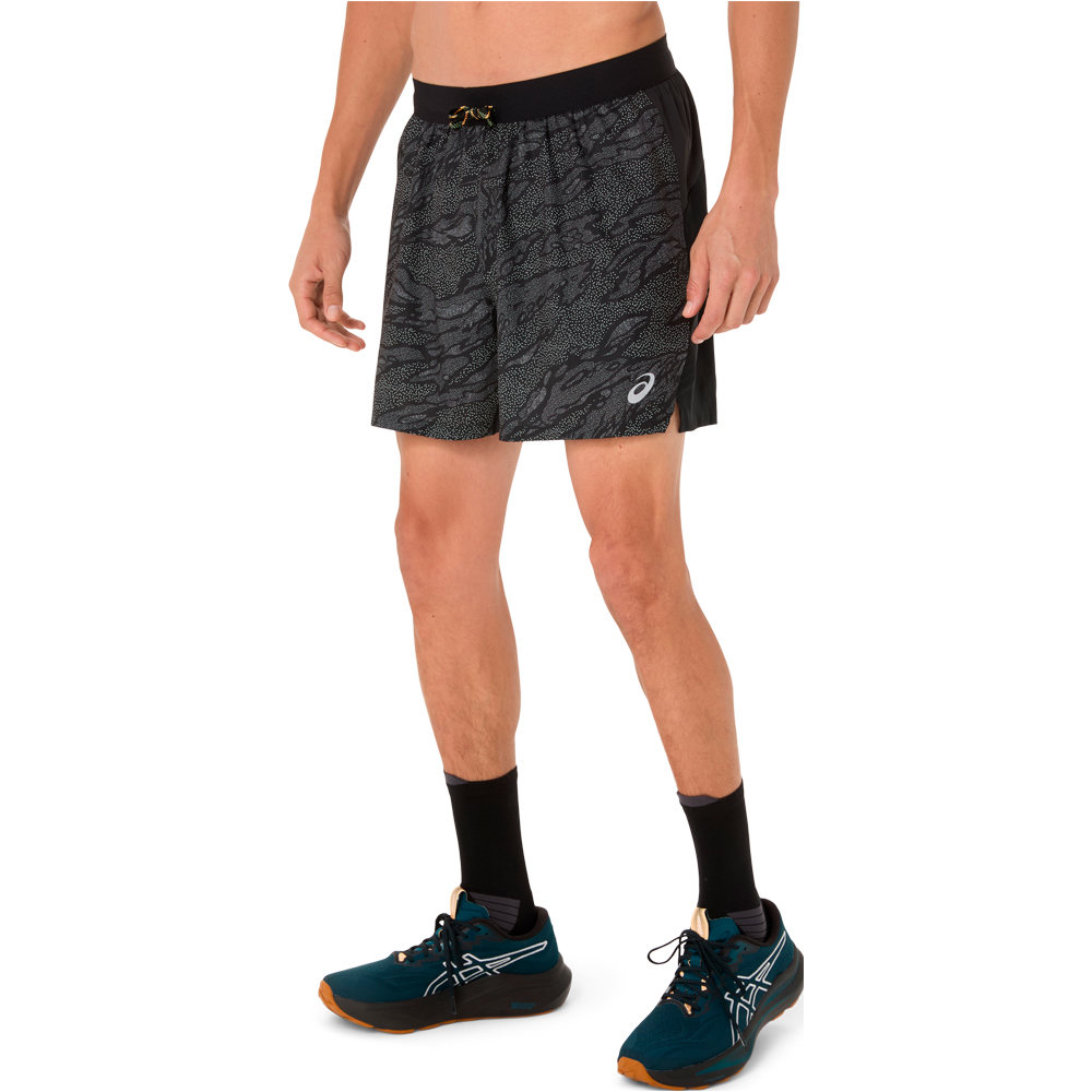 Asics pantalón running hombre FUJITRAIL ALL OVER PRINT 5IN SHORT vista detalle