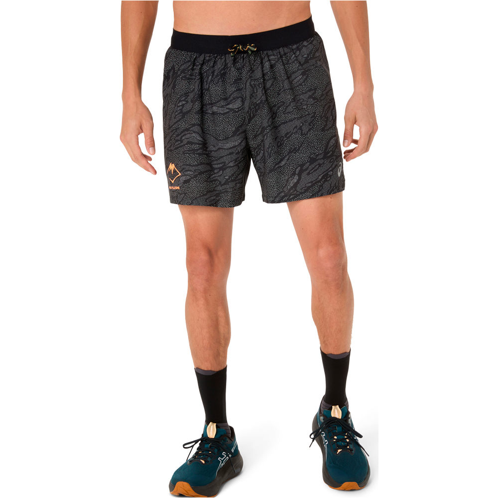 Asics pantalón running hombre FUJITRAIL ALL OVER PRINT 5IN SHORT vista frontal