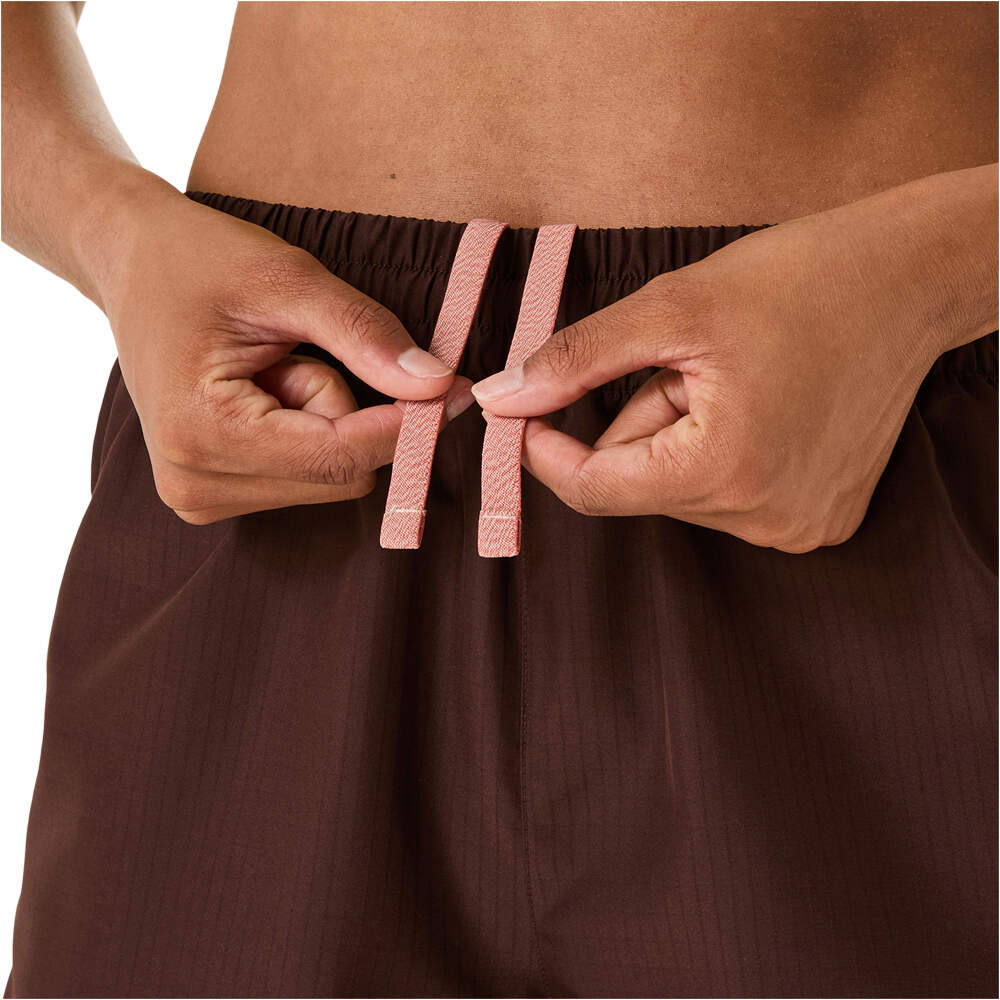 Asics pantalón running mujer NAGINO RUN ADJUSTABLE 4IN  SHORT vista detalle