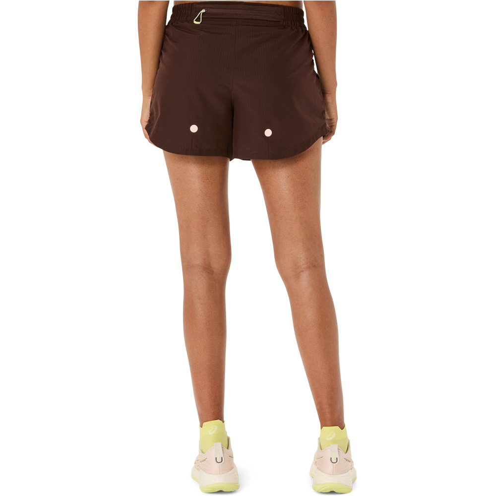 Asics pantalón running mujer NAGINO RUN ADJUSTABLE 4IN  SHORT vista trasera